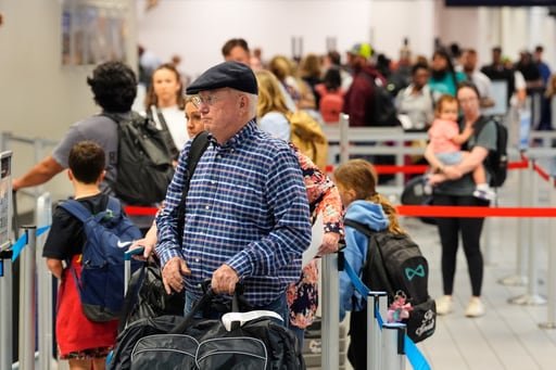 Tras el cierre del gobierno federal, persisten preocupaciones para navegar por aeropuertos y carreteras abarrotadas
