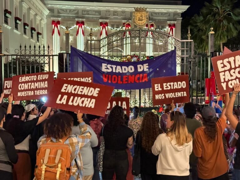 Manifestantes denuncian que “a siete años de haber exigido la declaración de un estado de emergencia, nuestras condiciones de vida en el país han empeorado”