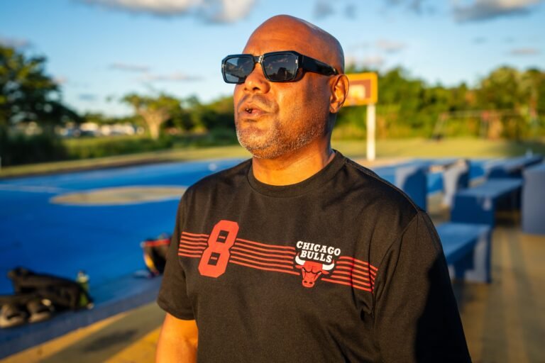 Compañeros de clase y residentes expresan su dolor mientras reviven momentos junto a los atletas fallecidos