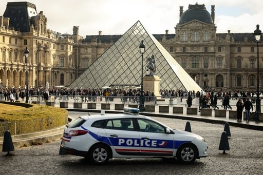 Dos hombres y dos mujeres entre las edades de 31 y 40 años fueron arrestados