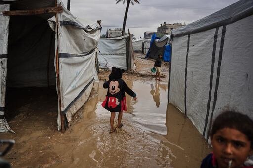 Los fuertes aguaceros invernales han inundado los campos de desplazados, destruyendo refugios y agravando la crisis humanitaria