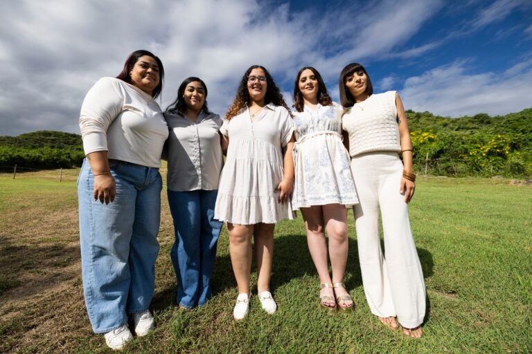 En medio de la tristeza, las jóvenes, cuyos familiares fallecieron en un accidente vehicular hace un año, se encuentran y entre sí hallan apoyo y comprensión