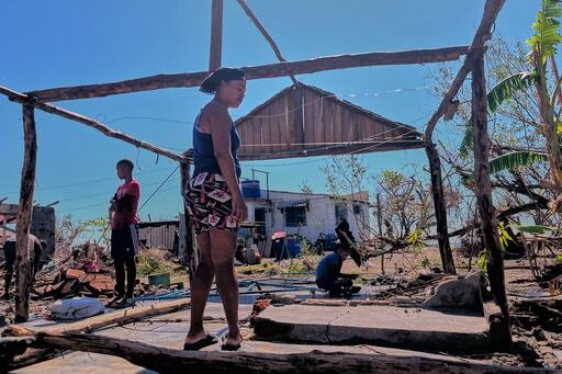 Casi un mes después de que el sistema tropical devastara la región oriental de Cuba, miles de personas siguen viviendo sin refugio adecuado
