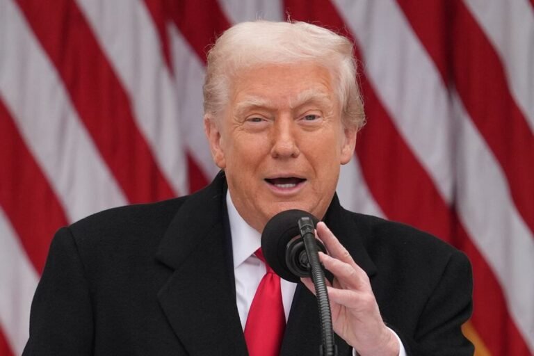 Aparte del presidente, otras 14 personas, incluidos Rudy Giuliani y el exjefe de gabinete de la Casa Blanca, Mark Meadows, enfrentaban cargos