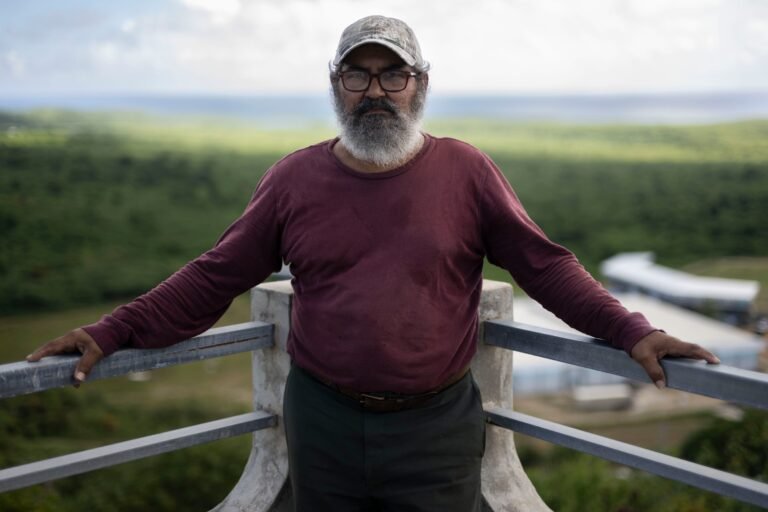 El pescador, biólogo y líder viequense cuenta que, tras vencer el diagnóstico, vive “tranquilo”, “en paz” y listo para trabajar por erradicar la enfermedad de la Isla Nena, pero atento a las maniobras actuales que le recuerdan la lucha contra la Marina