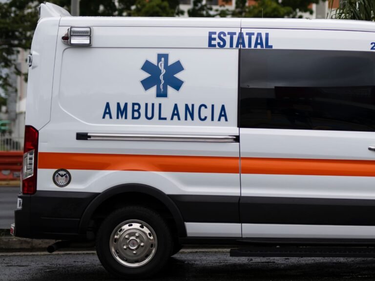El médico que atendió al niño indicó que este sufrió una fractura en el brazo derecho y trauma en la cabeza