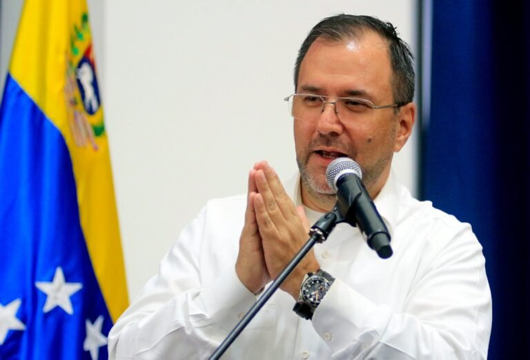 El ministro de Exteriores, Yván Gil, afirmó que durante una llamada se analizaron “los acontecimientos en el Caribe”