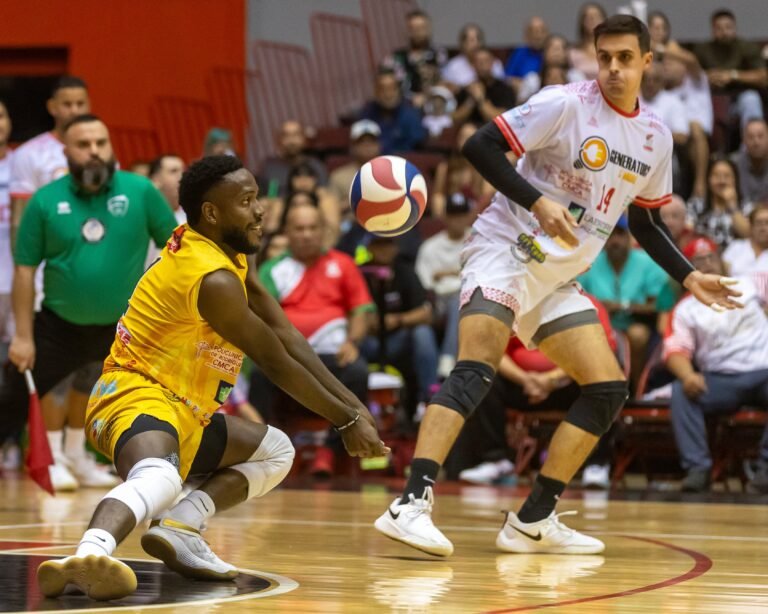 Sus 21 pases en el duelo ante Lares y 27 defensas guiaron a los Caribes de San Sebastián a afianzarse como líderes