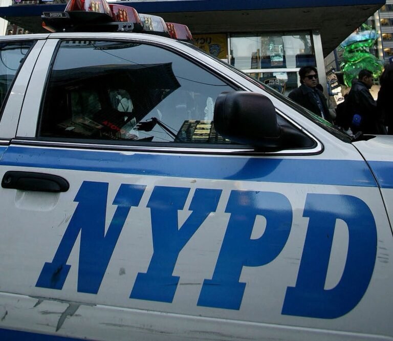 Los eventos comenzaron alrededor de las 10:15 p.m. cuando un hombre informó a las autoridades que el exnovio de su novia intentaba entrar a la fuerza a su casa