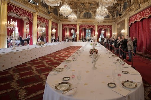 Uno de los mayordomos de la plata de la residencia oficial del presidente francés fue arrestado junto a otras dos personas luego que los cubiertos fueran vendidos en línea