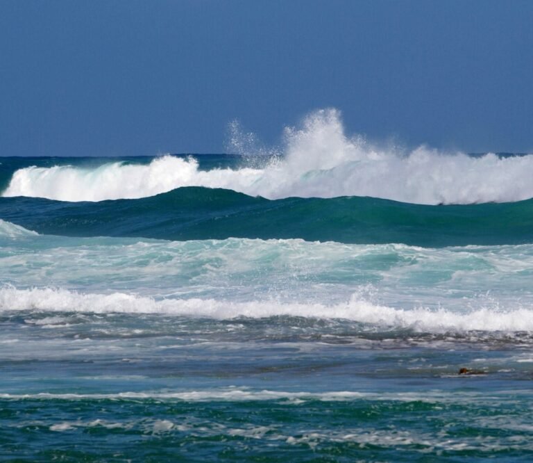Los bañistas y operadores de pequeñas embarcaciones deben tener precaución este domingo