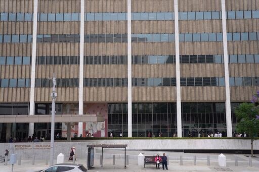 El sospechoso fue detenido tras presuntamente lanzar artefactos incendiarios sin encender mientras gritaba comentarios despectivos