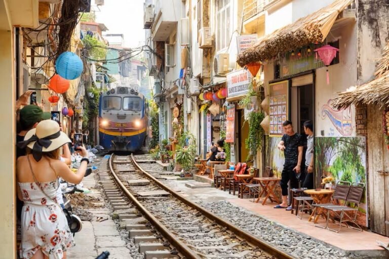 Esta calle estrecha sorprende por la convivencia entre el paso del ferrocarril, viviendas familiares y el auge de los cafés turísticos
