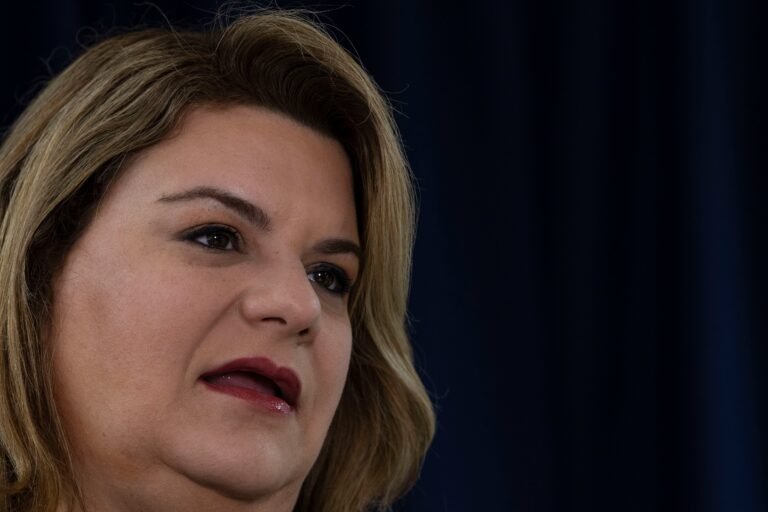 Asimismo, la gobernadora estampó su firma sobre un proyecto que permite desarrollar viviendas para adultos mayores mediante APPs y otro para proteger a compradores de vehículos usados