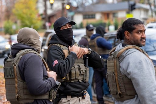 La iniciativa también exige que los agentes porten identificaciones con sus nombres y la agencia a la que pertenecen