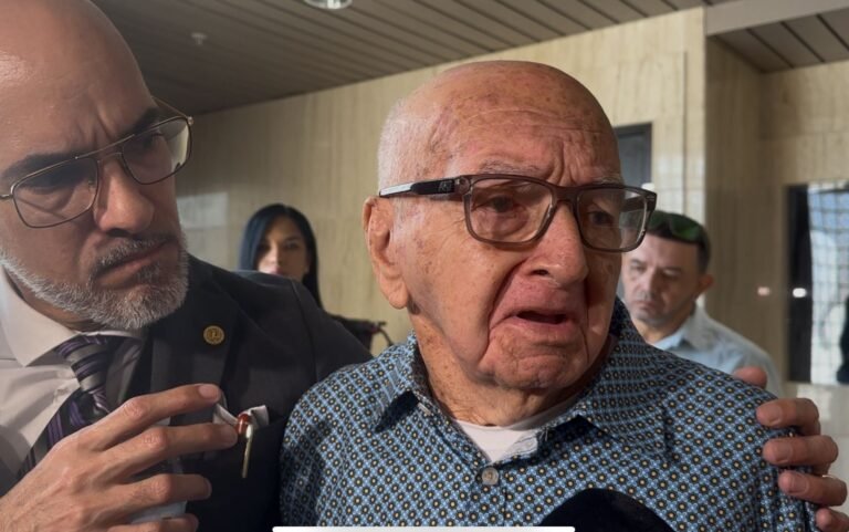 Pedro González De León duerme en un centro de cuido porque no puede regresar a la casa en la que ahora vive su exesposa, quien recientemente regresó de Estados Unidos