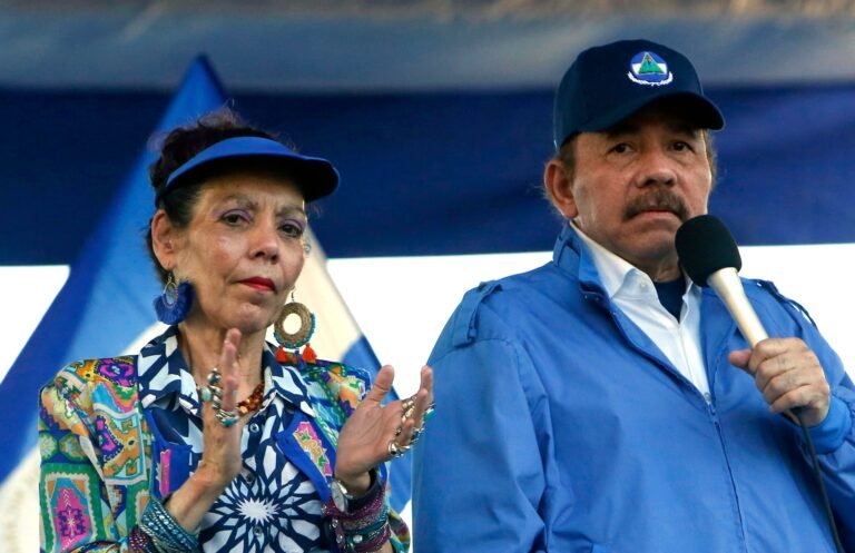 Las Fuerzas Armadas desarrollaban el domingo una operación para interceptar a un tercer petrolero en el mar Caribe