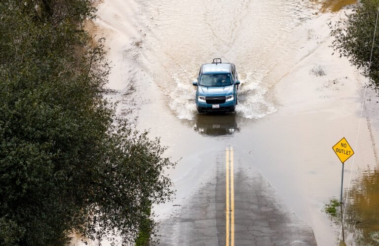Se pronostican entre 3 y 6 pies de lluvia en las zonas costeras y los valles, y entre 5 y 15 pies en las estribaciones y las montañas