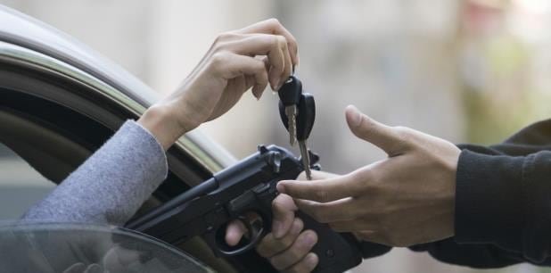 El vehículo robado fue descrito como un Nissan Versa gris del 2021