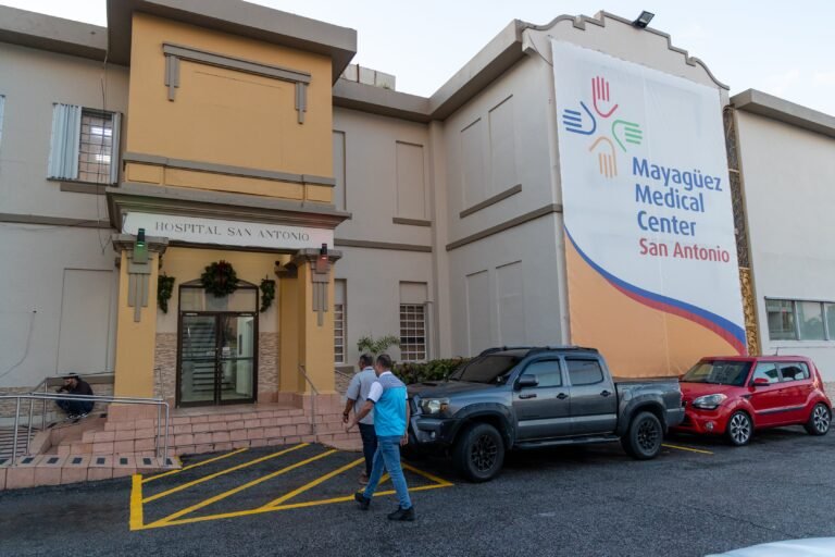 El éxodo de médicos, la escasez de especialistas y la intervención de aseguradoras son situaciones que aún deben atenderse, en vías a tener un sistema robusto