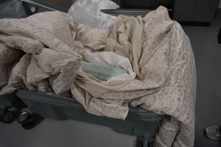 Alegó que era la primera vez que intentaba un viaje así, pero un agente encontró evidencia de que no era cierto