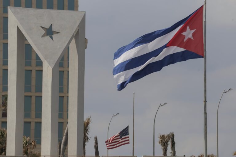 La isla ve además cómo se desploman los envíos de crudo de su aliado bolivariano