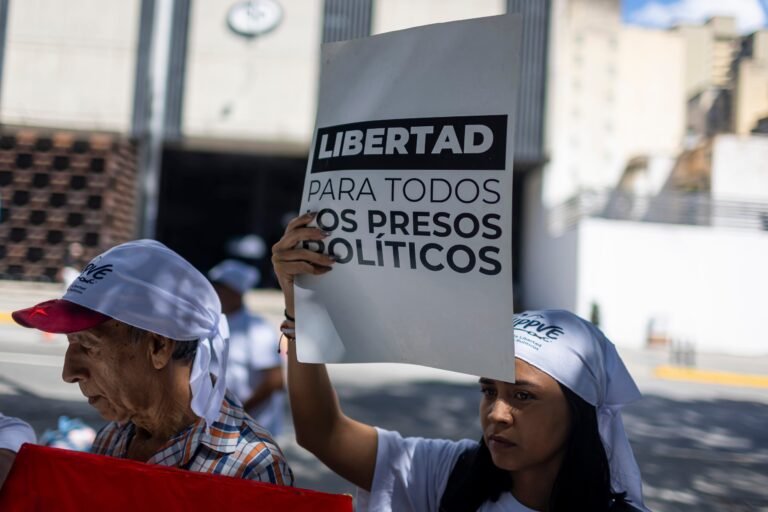 El Foro Penal, una de las organizaciones civiles más prestigiosas del país sudamericano, dijo que hasta el 15 de diciembre, en Venezuela había 902 personas detenidas “por razones políticas”
