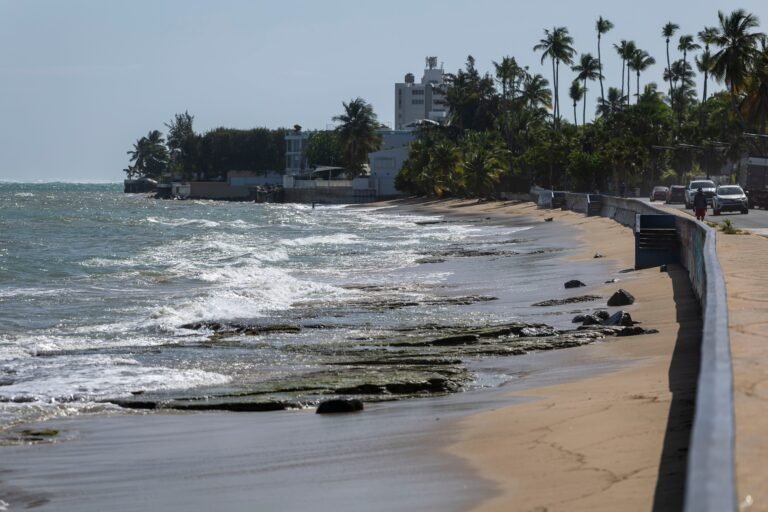 El Servicio Nacional de Meteorología advirtió que podrían registrarse olas rompientes de entre seis a 12 pies