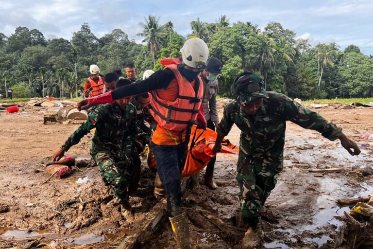 Las lluvias torrenciales desencadenan inundaciones y corrimientos de tierra catastróficos en el sureste asiático