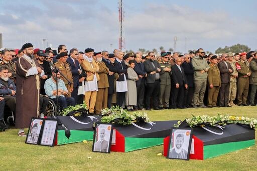 Los féretros del general Muhammad Ali Ahmad al-Haddad y de otras dos personas fueron trasladados a un estadio de la ciudad costera de Misrata, su ciudad natal, para una ceremonia fúnebre