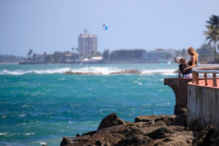 Los efectos de una marejada continúan provocando condiciones peligrosas para bañistas este lunes