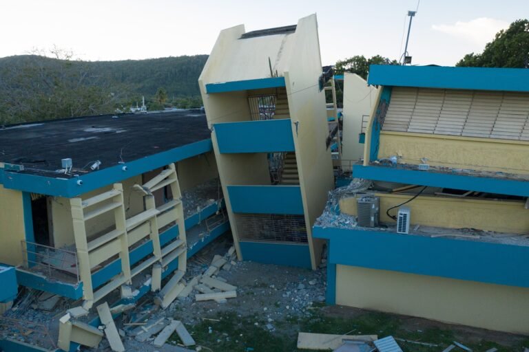 Las escuelas y el cumplimiento con requisitos de preservación histórica sobresalen como los factores que aún no se superan plenamente