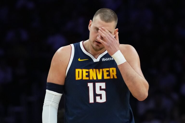 El centro serbio de Denver que está promediando un triple doble esta temporada en la NBA espera por el resultado de una imagen de resonancia magnética