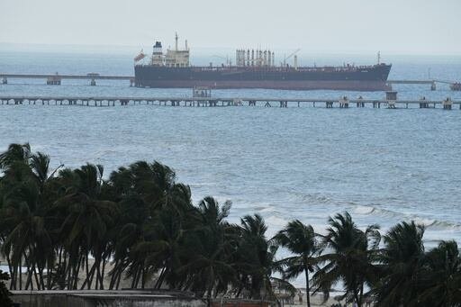 El navío intenta escapar de Estados Unidos, según informaron dos funcionarios