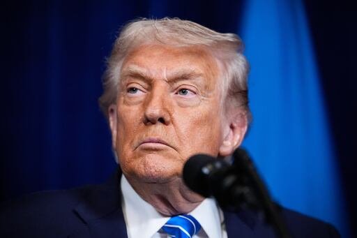 El presidente Donald Trump afirma que Estados Unidos atacó una instalación costera utilizada para cargar droga como parte de su campaña de presión contra Venezuela