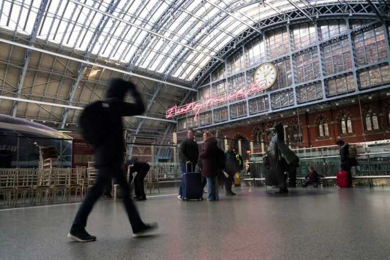 Según la empresa operadora, un cable cayó sobre un tren que cubría el trayecto entre Londres y París