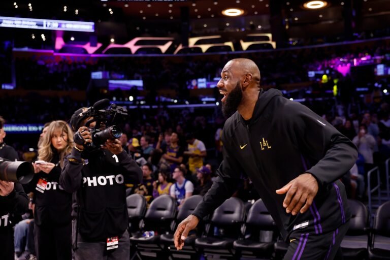 Fue el juego número 1,577 de temporada regular para la estrella de Los Ángeles, que se convirtió en apenas el duodécimo canastero en jugar un encuentro a esa edad