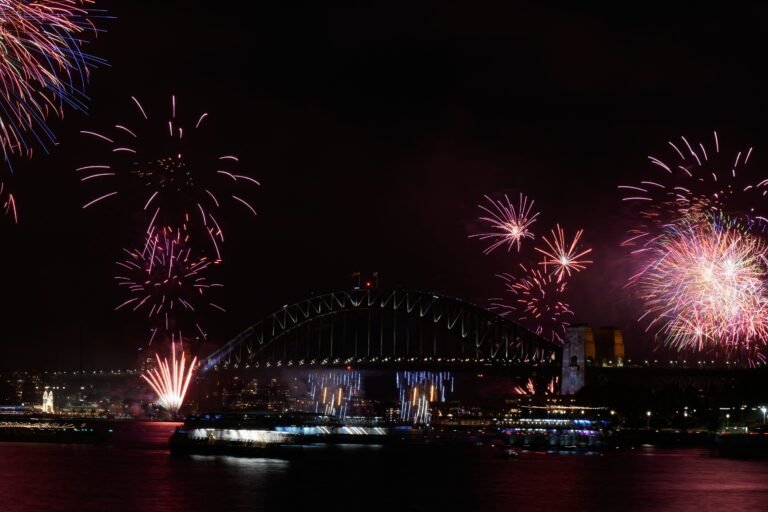 Esta es la primera gran ciudad en recibir el Año Nuevo en una celebración atenuada por la lluvia