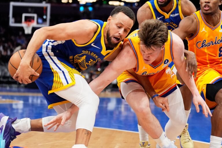 En su tradicional regreso a casa, Stephen Curry anotó 26 puntos ante una multitud récord en el Spectrum Center