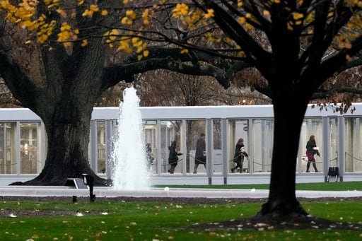 Sin embargo son más cortas y visitan menos salas históricas debido a la construcción del nuevo salón de baile en el Ala Este