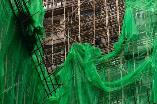 Tras un incendio mortal, las autoridades de Hong Kong se plantean sustituir los andamios tradicionales de bambú; expertos y residentes defienden su uso