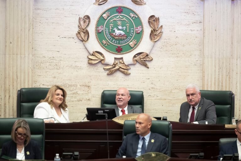 La gobernadora se reencontró con los presidentes Thomas Rivera Schatz y Carlos “Johnny” Méndez, luego del veto a la eliminación del impuesto al inventario y el cierre de la sesión