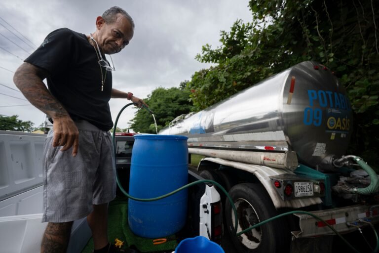 La Autoridad de Acueductos y Alcantarillados exhortó a la ciudadanía a abastecerse de agua de manera preventiva ya que el servicio pudiera verse afectado