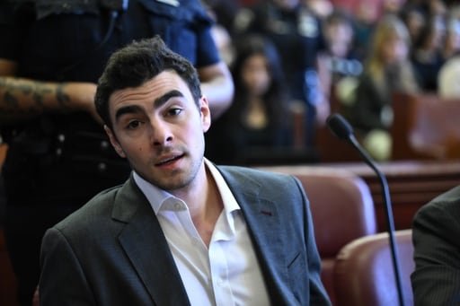 El acusado enfrenta cargos por el asesinato del consejero delegado de UnitedHealthcare, Brian Thompson