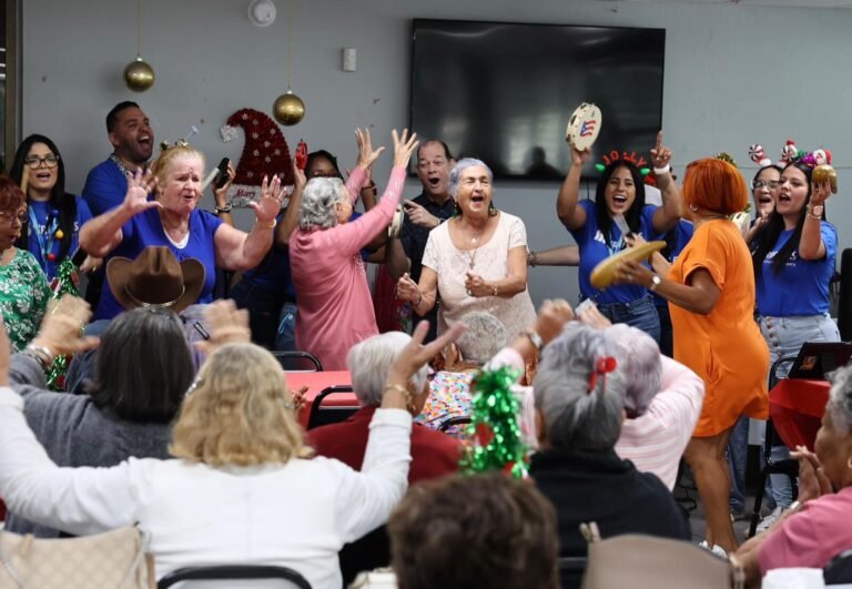 La Fundación Triple-S convocó a más de 1,000 empleados de la aseguradora para celebrar la Navidad con esta población, en la que uno de cada tres sufre soledad