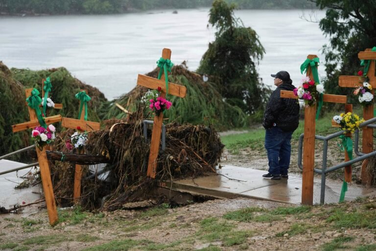 Publican más de 400 que se produjeron en todo el condado de Kerr el verano pasado, durante la tragedia del 4 de julio
