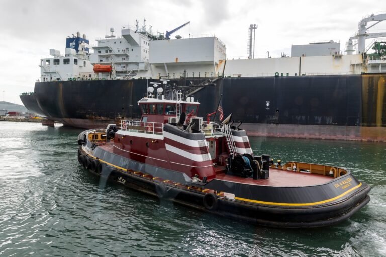 El Nuevo Día abordó uno de los botes remolcadores que lideró la primera parte de la maniobra dirigida a asegurar la continuidad del suplido de combustible necesario para la producción eléctrica