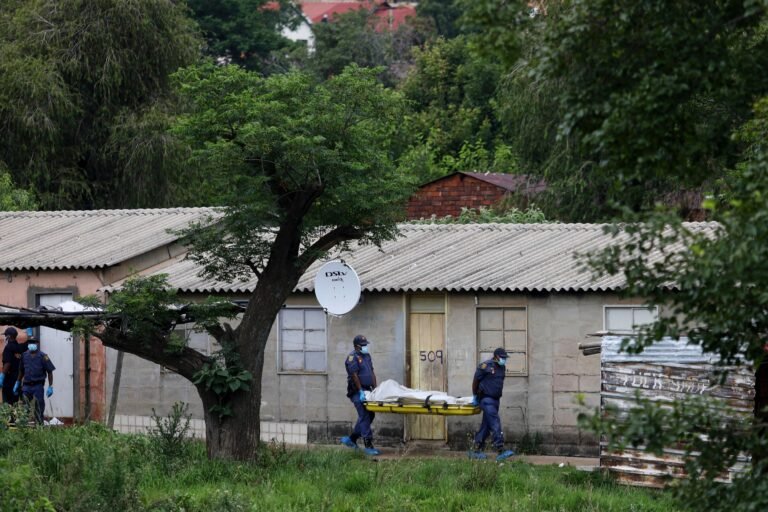 Otras 13 personas resultaron heridas y fueron trasladadas a un hospital