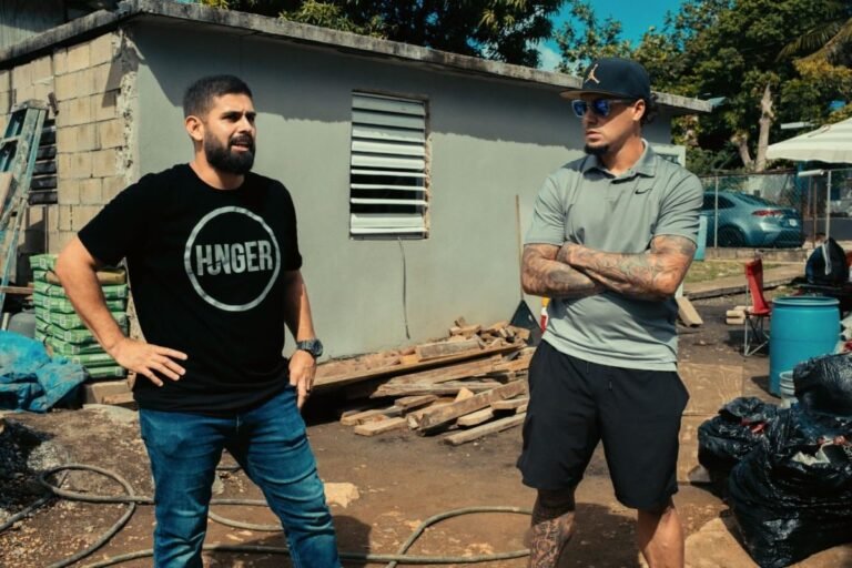 El pelotero y su familia recorrió residencias en la comunidad Villa 200, en Dorado, donde evaluaron necesidades urgentes y los primeros trabajos de mejoras