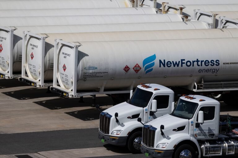 La gobernadora espera que el acuerdo, aprobado de forma condicionada por la Junta de Supervisión Fiscal, redunde en una baja en la factura de la luz